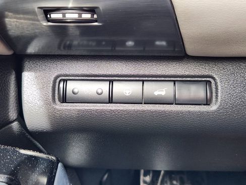 Used 2025 Nissan Pathfinder SL AWD/4WD image 19