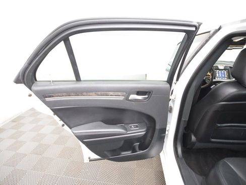 Used 2018 Chrysler 300 Limited image 11