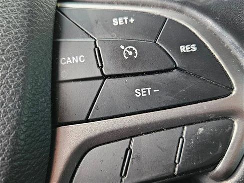 Used 2020 Jeep Grand Cherokee Altitude RWD image 16