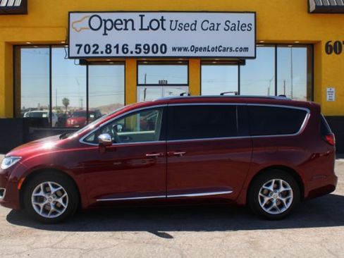 Used 2020 Chrysler Pacifica Limited image 2