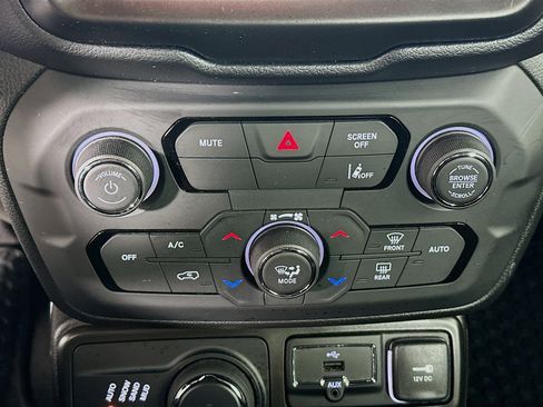 Used 2021 Jeep Renegade Latitude image 24