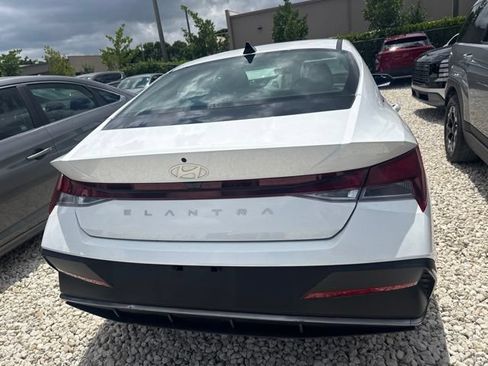 Used 2024 Hyundai Elantra SE FWD image 7
