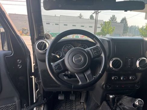 Used 2011 Jeep Wrangler Unlimited Sahara AWD/4WD image 12