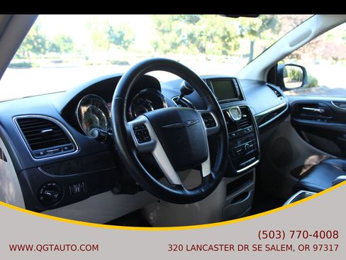 Used 2016 Chrysler Town & Country Touring w/ Driver Convenience Group image 10