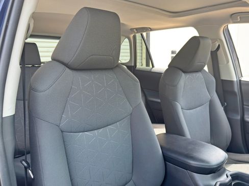 Used 2021 Toyota RAV4 XLE w/ Convenience Package FWD image 34