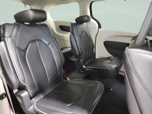Used 2017 Chrysler Pacifica Limited w/ UConnect Theater Package image 18