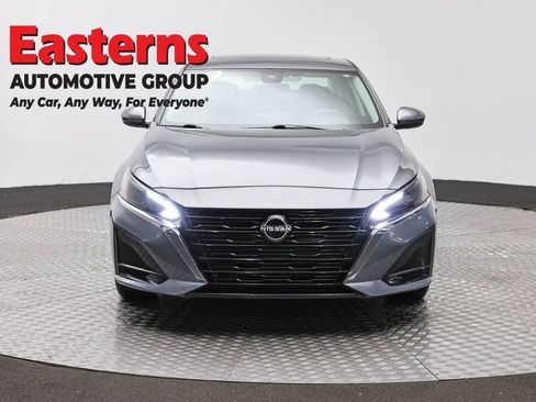 Used 2023 Nissan Altima 2.5 SV w/ SV Premium Package AWD/4WD image 2