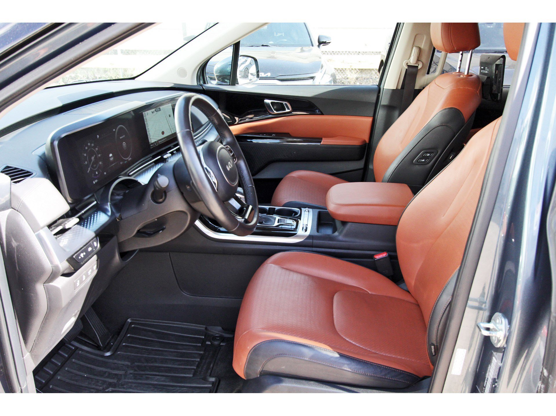 Certified 2024 Kia Carnival SX Prestige FWD image 9