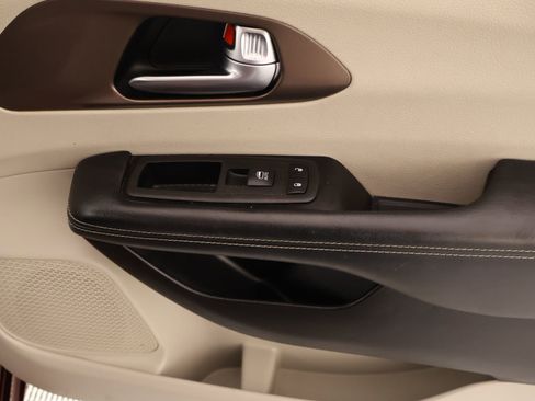 Used 2023 Chrysler Voyager LX image 15