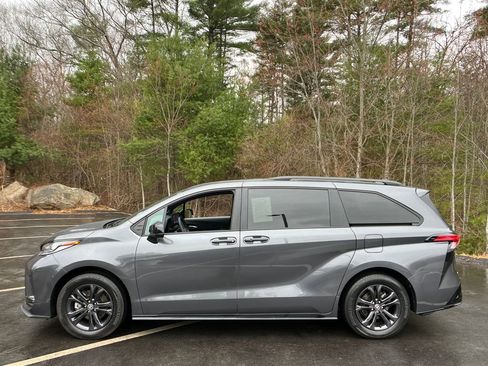 Used 2025 Toyota Sienna XSE w/ XSE Plus Package AWD/4WD image 2