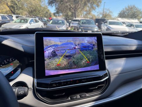 Used 2025 Jeep Compass Limited image 17