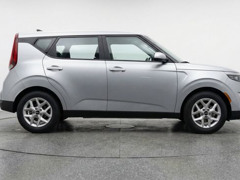 Used 2025 Kia Soul LX w/ LX Technology Package image 11