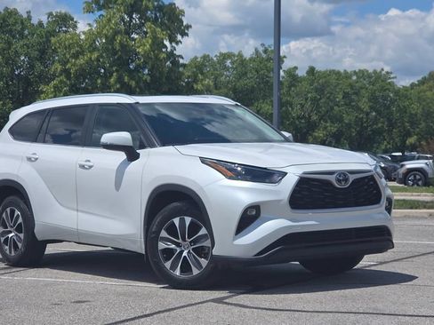 Used 2023 Toyota Highlander XLE FWD image 2