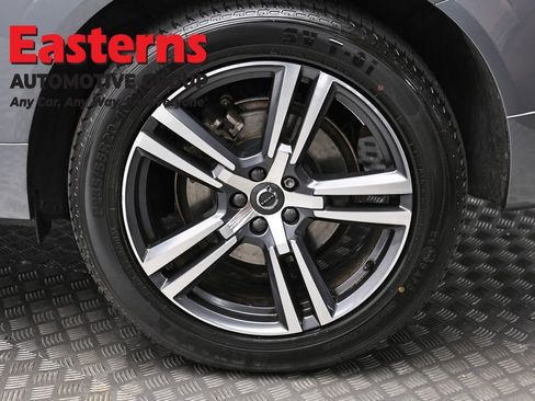 Used 2019 Volvo XC60 T6 Momentum w/ Premium Package image 8