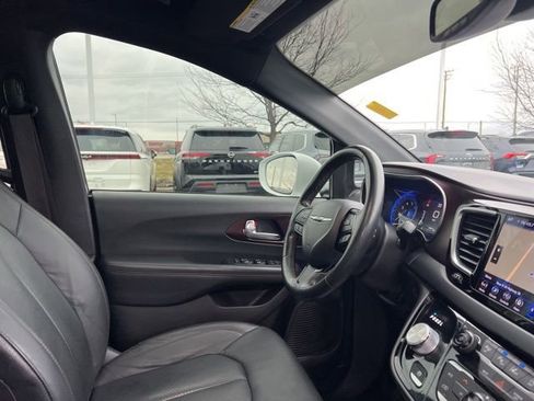 Used 2019 Chrysler Pacifica Touring-L image 39