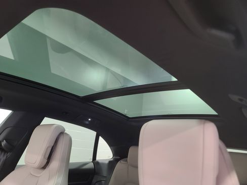 New 2026 Porsche Macan Electric RWD image 25