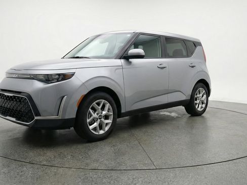 Used 2025 Kia Soul LX w/ LX Technology Package image 3