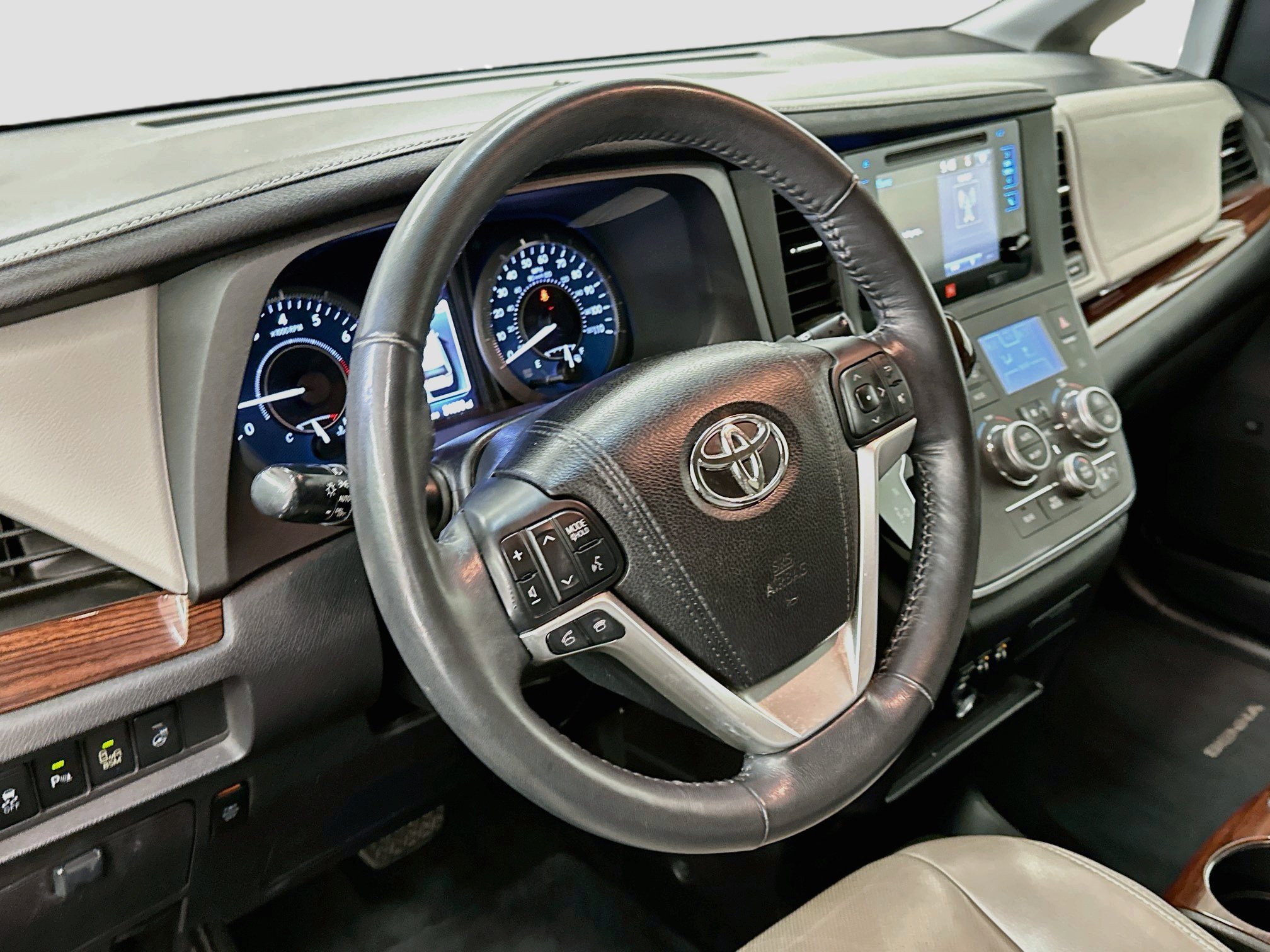 Used 2015 Toyota Sienna Limited AWD/4WD image 18