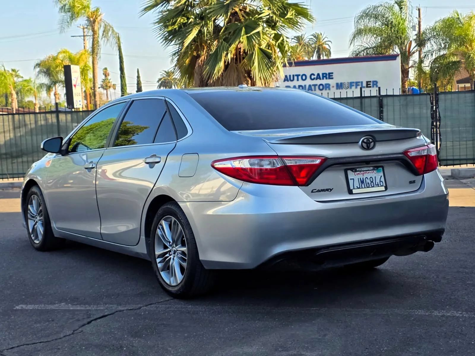 Used 2015 Toyota Camry SE w/ Moonroof Package FWD image 4