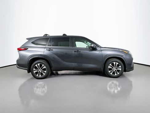 Used 2023 Toyota Highlander XLE AWD/4WD image 8