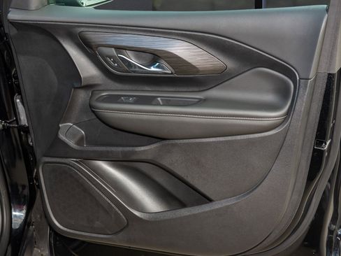 Used 2024 GMC Terrain SLE w/ Driver Convenience Package image 17