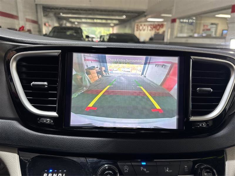 Used 2023 Chrysler Pacifica Touring-L FWD image 39