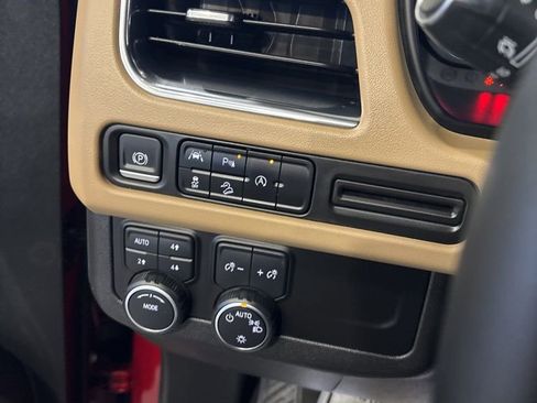 Used 2023 Chevrolet Suburban Premier image 7