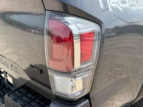 Used 2022 Toyota Tacoma TRD Off-Road w/ Technology Package AWD/4WD image 13