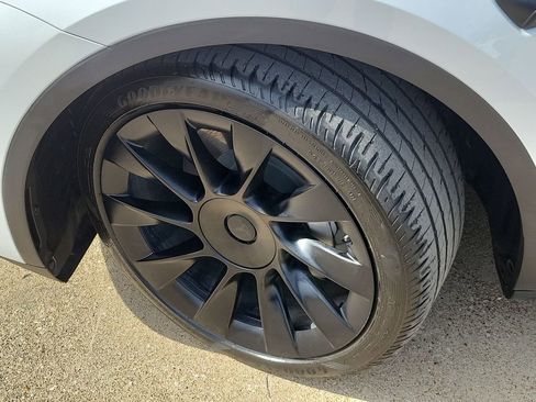 Used 2024 Tesla Model Y Long Range image 33