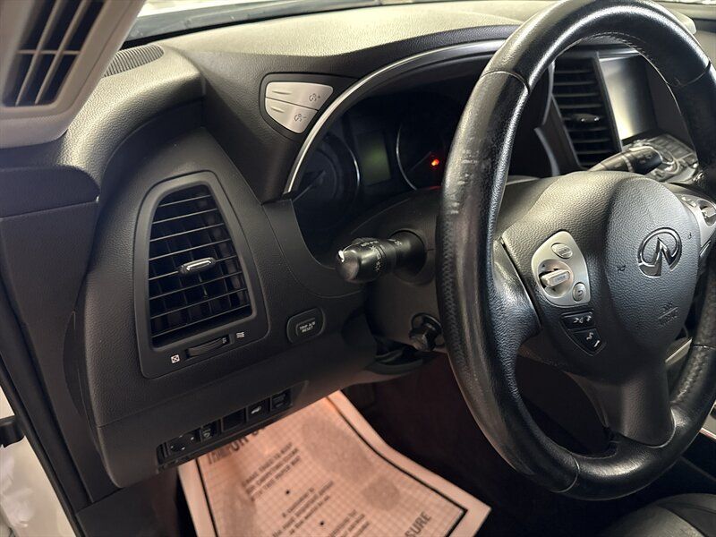 Used 2017 INFINITI QX70 AWD w/ Premium Package image 18