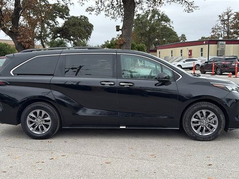 Used 2024 Toyota Sienna XLE image 7