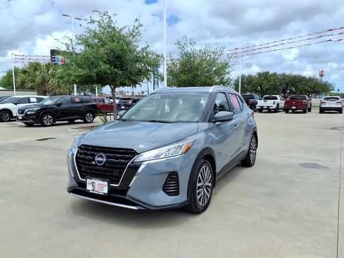 Used 2023 Nissan Kicks SV image 1