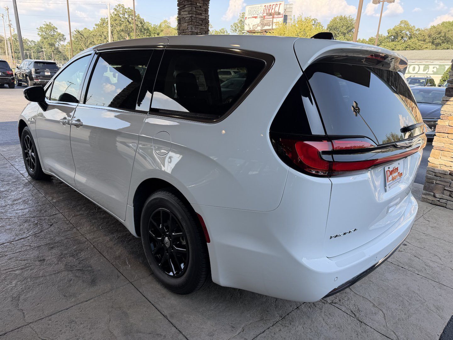 Used 2024 Chrysler Pacifica Touring-L FWD image 9
