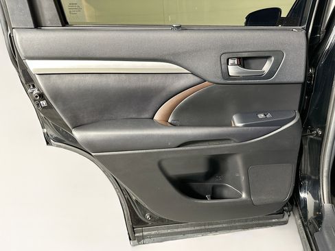 Used 2019 Toyota Highlander XLE image 28