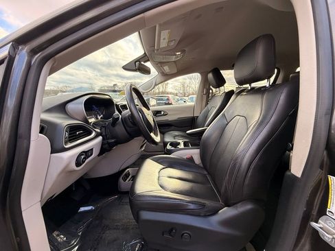 Used 2020 Chrysler Pacifica Touring-L image 23