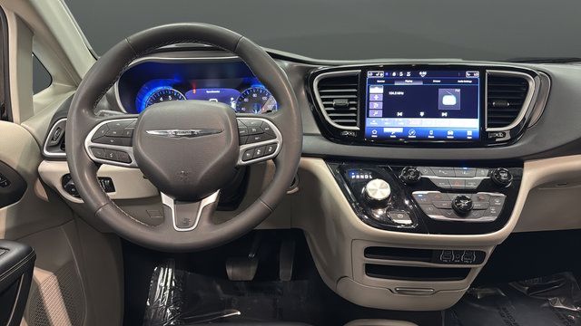 Used 2024 Chrysler Pacifica Touring-L FWD image 11