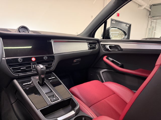 Certified 2026 Porsche Macan AWD/4WD image 13
