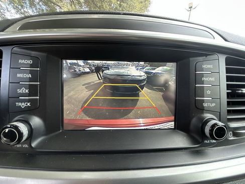 Used 2020 Kia Sorento LX image 18
