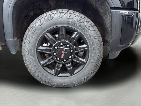 Used 2024 GMC Sierra 2500 AT4 w/ Technology Package AWD/4WD image 9