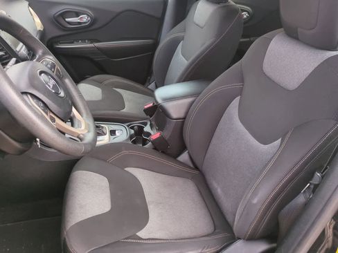 Used 2014 Jeep Cherokee Sport image 16