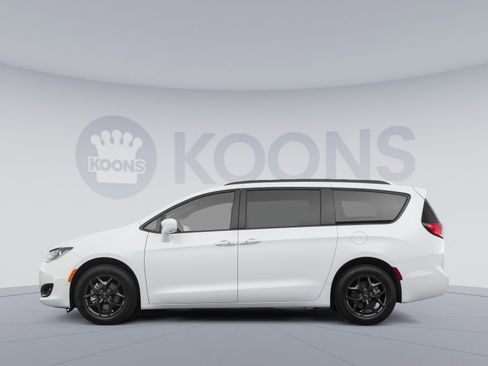 Used 2020 Chrysler Pacifica Touring-L FWD image 2