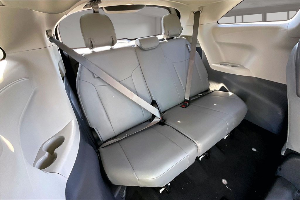 Used 2024 Toyota Sienna XLE FWD image 24