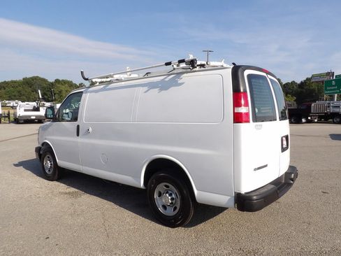 Used 2018 Chevrolet Express 2500 w/ Driver Convenience Package RWD image 4