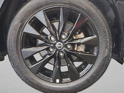 Used 2018 Nissan Sentra SR w/ Technology Package FWD image 18