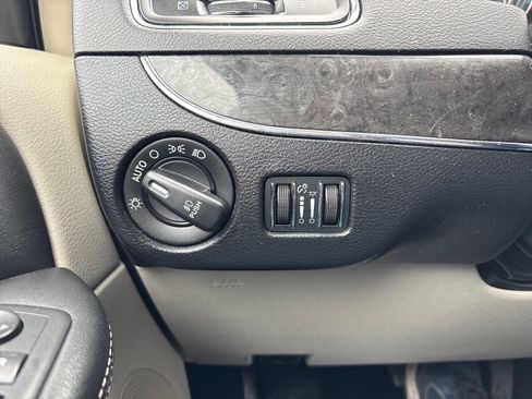 Used 2016 Chrysler Town & Country Touring image 22