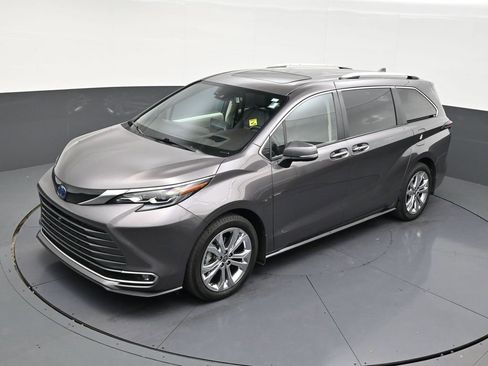 Used 2024 Toyota Sienna Platinum image 12