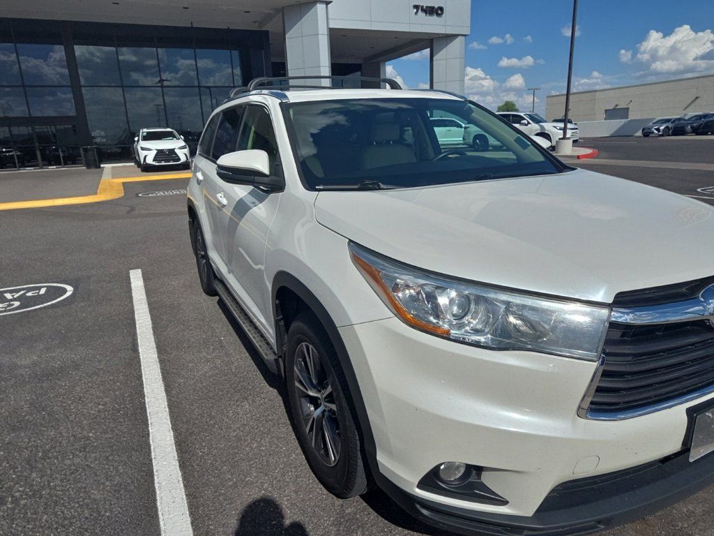 Used 2016 Toyota Highlander XLE AWD/4WD image 3