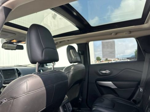 Used 2018 Jeep Cherokee Latitude Plus w/ Comfort/Convenience Group AWD/4WD image 19