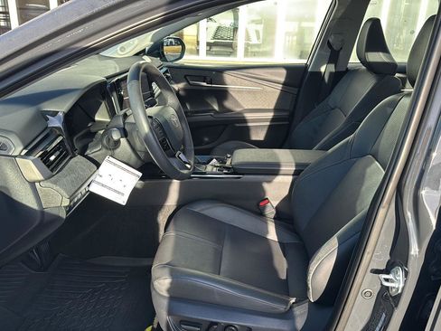 Used 2025 Toyota Camry XLE image 8