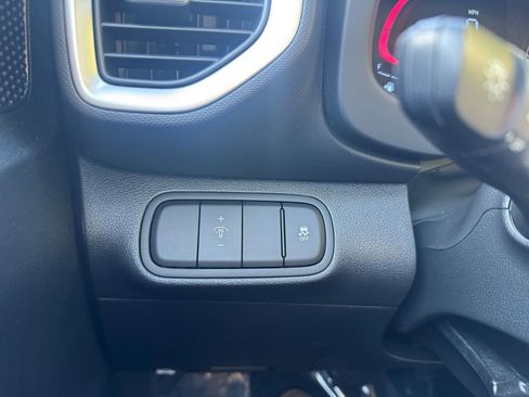 Used 2023 Hyundai Venue SEL image 20